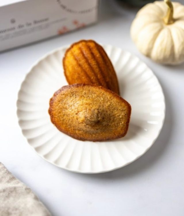 Savourez l'automne en une bouchée avec notre Bosse à la cannelle sélectionnée avec soin par @spices_and_vanilla 

Chaleureuse, légèrement boisée, avec ses notes mielées et subtilement épicées, elle enveloppe le palais d'une douceur parfumée et d'une chaleur délicate.

Un parfum d'automne pour des moments cocooning 🍂 ✨

A commander en ligne sur notre eshop ( lien dans la bio).

Nous faisons un envoi par semaine des madeleines sorties du four pour vous garantir une fraicheur optimale. 
Retrait à l'atelier ou sur Lausanne sur demande

Baci

Crédit photo : @cannellerebelle 🙏🏼

#automne #saveur #cannelle #cinnamon #madeleine #glutenfree #lactosefree #foodlover #slowpastry
