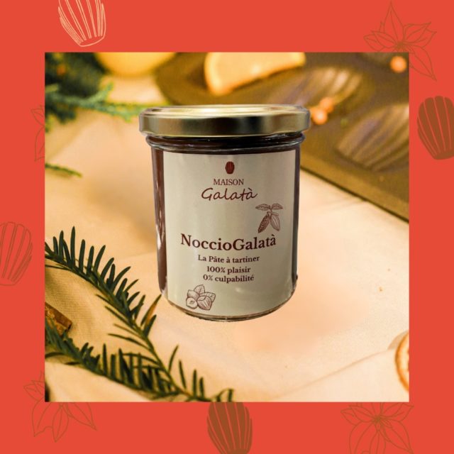 Le NoccioGalatà est de retour !

Notre version de la pâte à tartiner façon gianduja 100% plaisir 0% culpabilité !

A retrouver ce samedi au marché de Noël du @beaurivagepalace à Lausanne
Au Pop Up Local de la Ville de Lausanne. Escaliers du marché 2
Et en ligne en commande jusqu'au 14 décembre.

Baci

#pateatartinermaison #gourmandise #noisette #chocolat #gianduja
